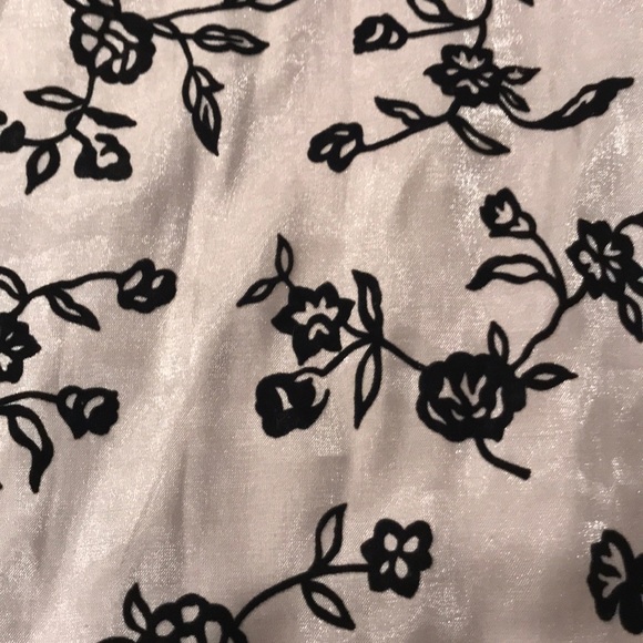 Silver scarf with black flowers - Picture 2 of 3